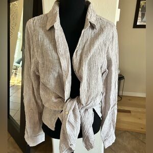 TAHARI LINEN BUTTON-DOWN SHIRT (M); tan / crème 100% Linen